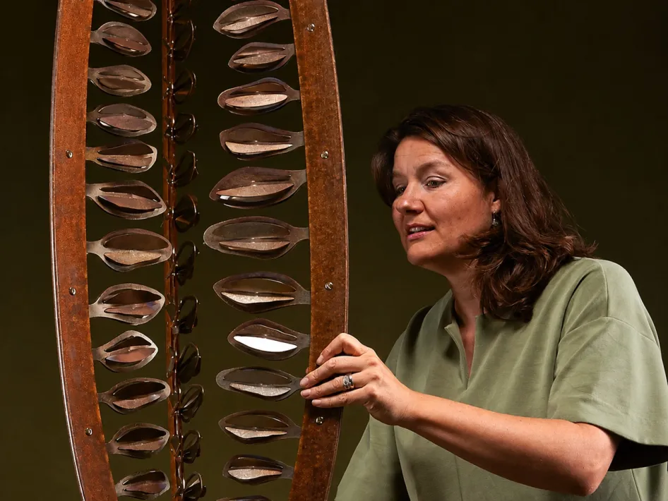 Kunstenaar Juul Rameau presenteert een sculptuur tijdens de doorlopende kunstexpositie bij Galerie Coup de Coeur in Roermond.