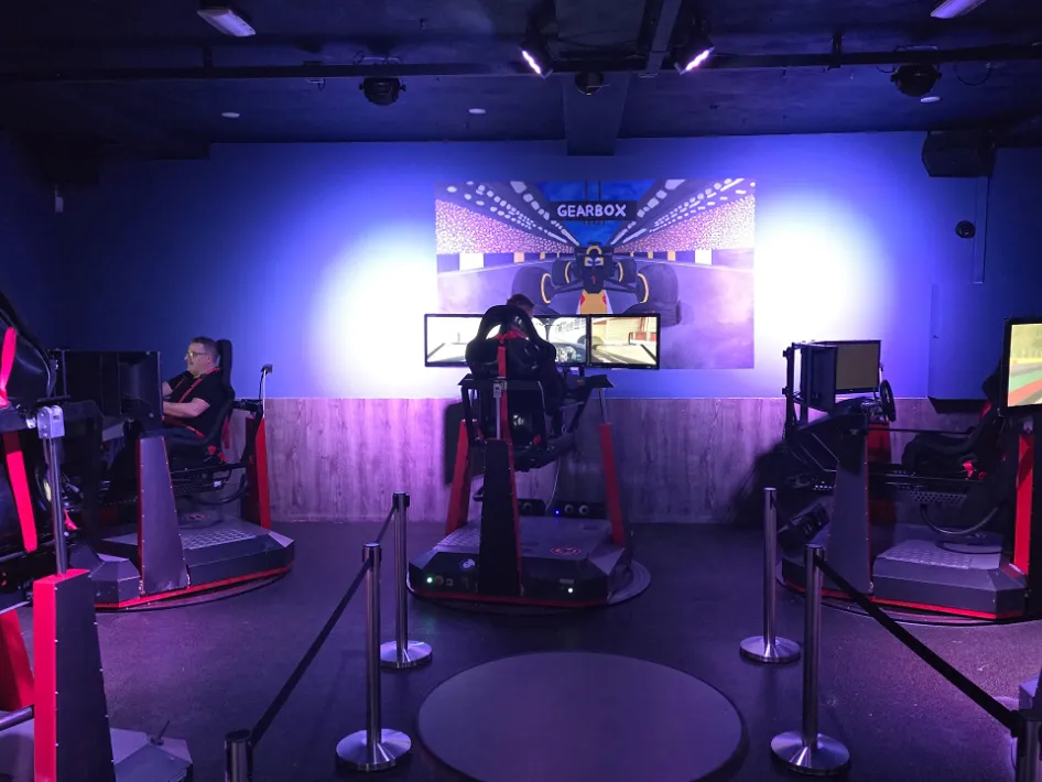 Overzicht van de racesimulatoren bij Gearbox Race Café, waar bezoekers de ultieme simrace-ervaring beleven.