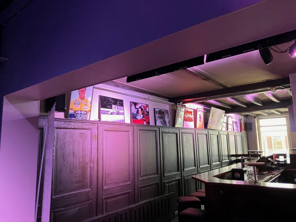 Interieur van Gearbox Race Café, met racefoto’s en memorabilia aan de muur, voor een echte autosportsfeer.