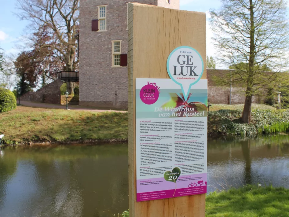 Infobord met Geluksplek 20 erop bij Kasteel Daelenbroeck