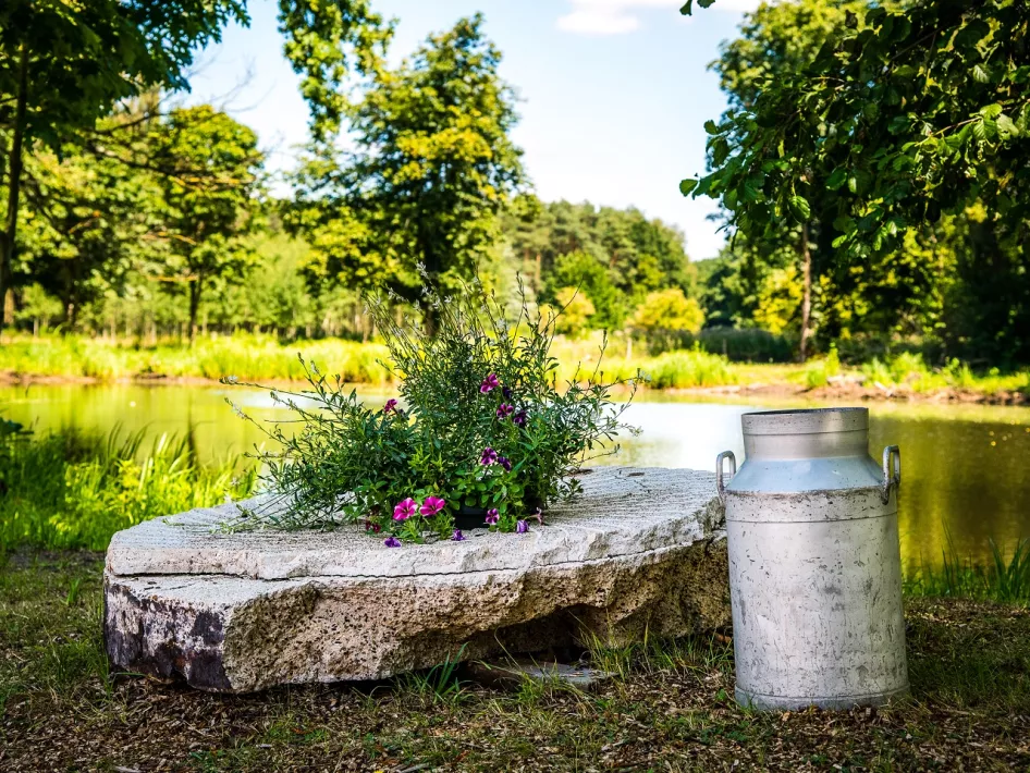 Een melkkan staat voor een ven bij de Gitstappermolen