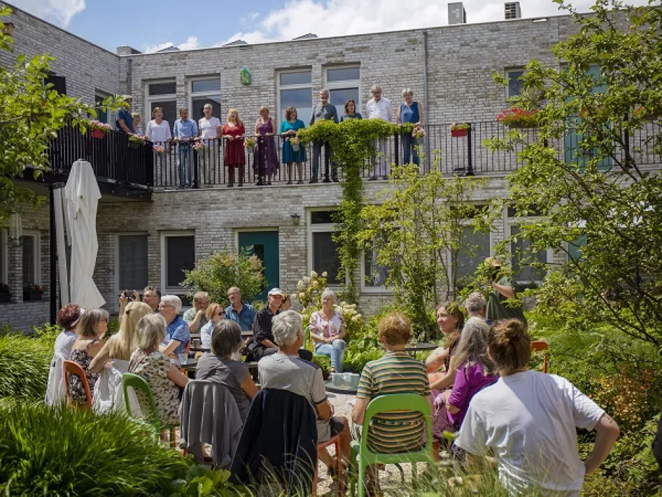 Mensen staan op het balkon te zingen
