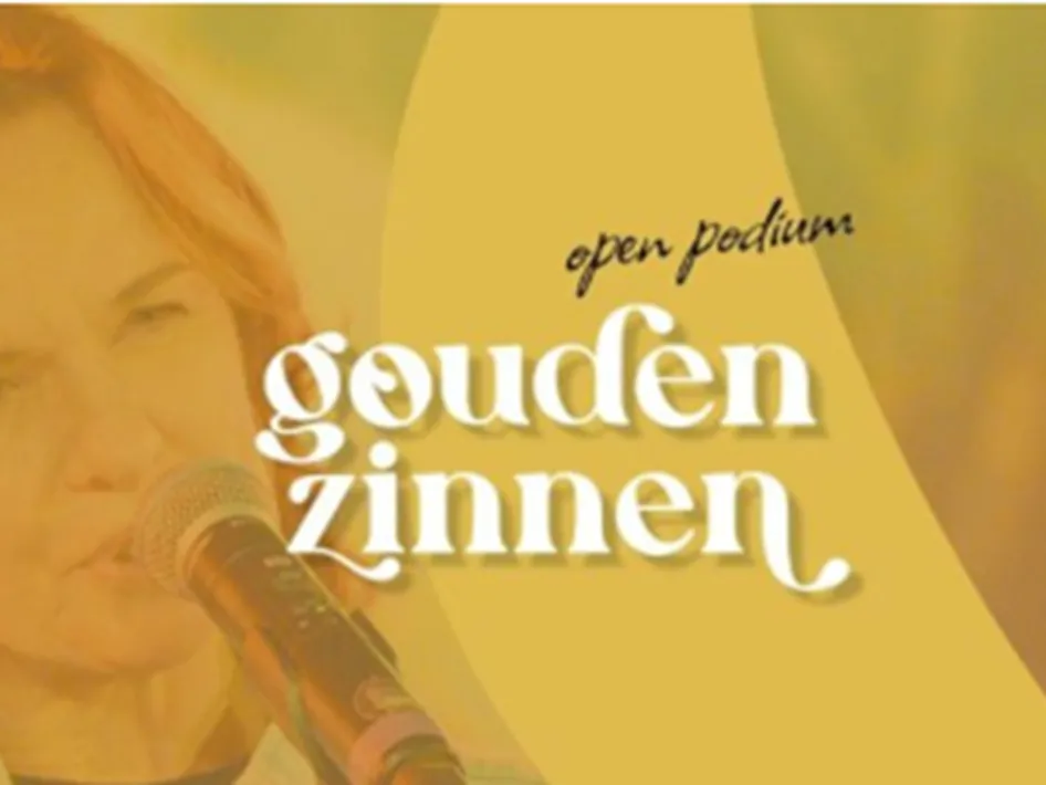Affiche van open podium ‘Gouden Zinnen’ met een vrouw die zingt in een microfoon, in warme goudgele tinten.