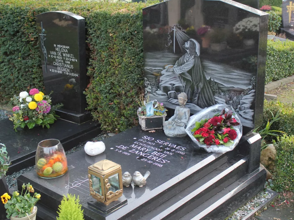 The cycling route 100 years Zangeres Zonder Naam also takes you past the grave of the singer.