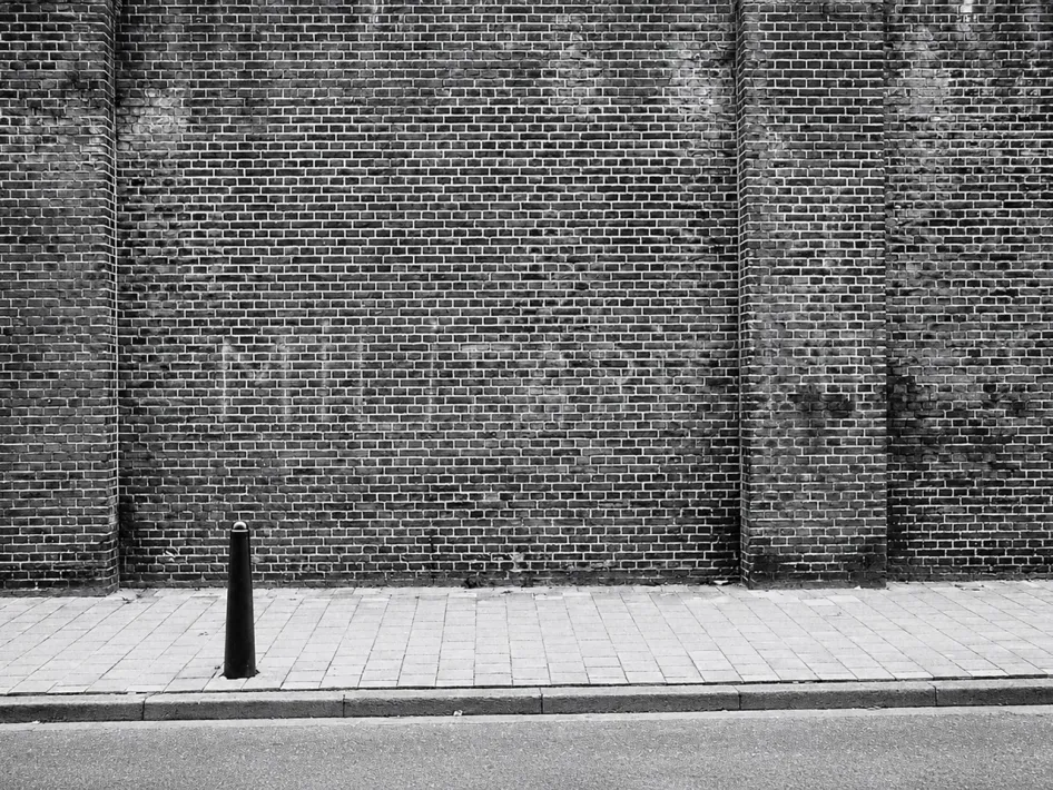 Historische bakstenen muur met ingekraste graffiti in Roermond, onderdeel van de Graffiti Walks langs sporen uit het verleden.