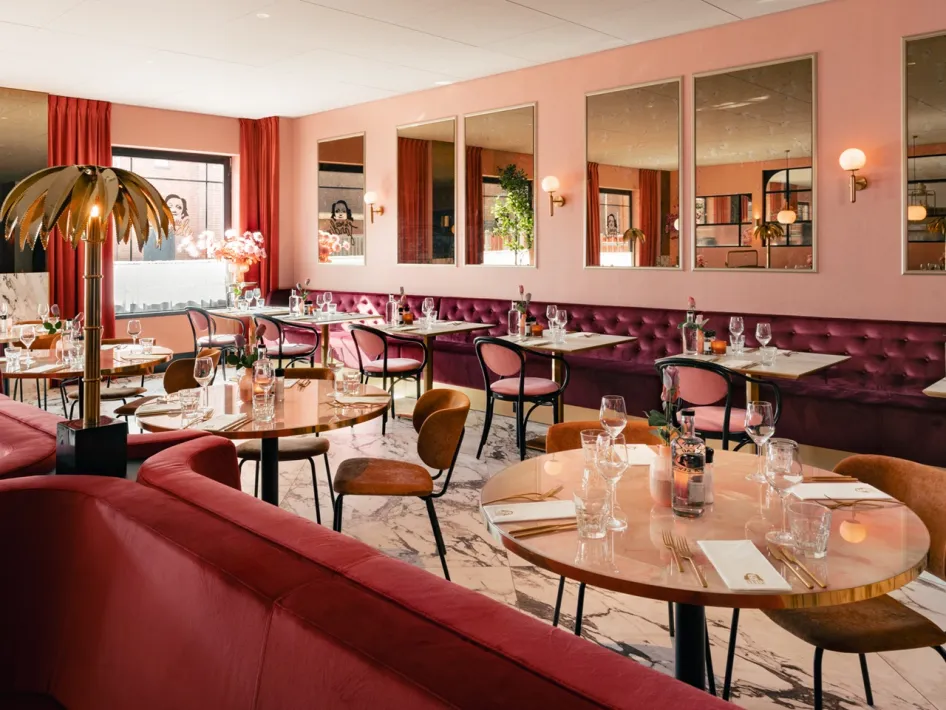 Atmosphärischer Restaurantbereich des Cerise Grand Café mit gedeckten Tischen, sanften Farben und elegantem Dekor.