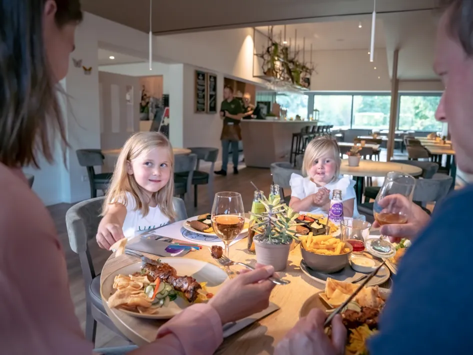 A family enjoys lunch and drinks together at Grand Café Pimpernel.