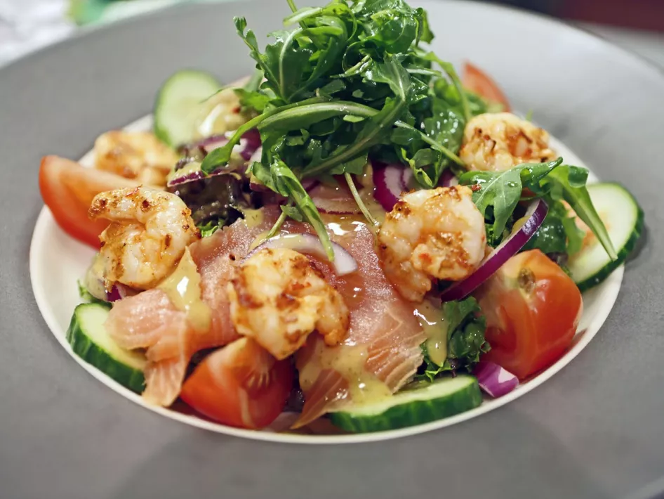 Een lekkere zalmsalade mooi gepresenteerd