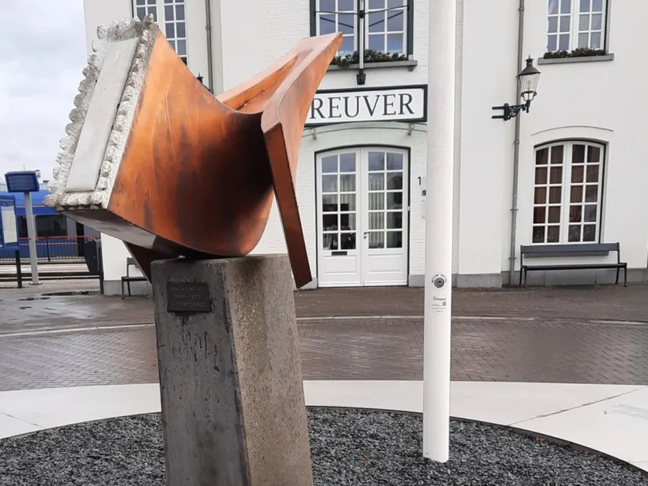 Bevrijdingsmonument in Reuver, geplaatst bij het treinstation, ter nagedachtenis aan de Tweede Wereldoorlog.