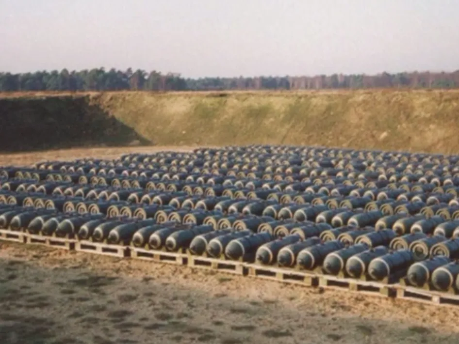 Rijen bommen opgeslagen in een kuil bij voormalig munitiedepot in Bracht, symbool voor de militaire aanwezigheid tijdens de Tweede Wereldoorlog.