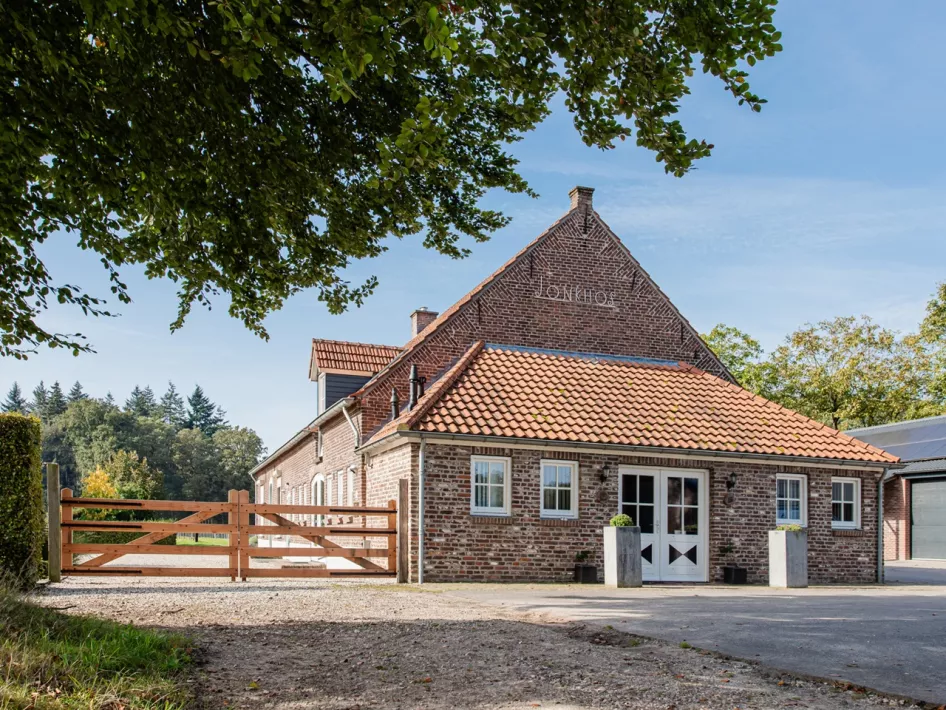 De mooie boerderij van groepsverblijf de Jonkhof