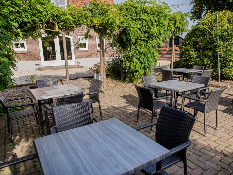 Buiten bij De Jonkhof is een ruim terras