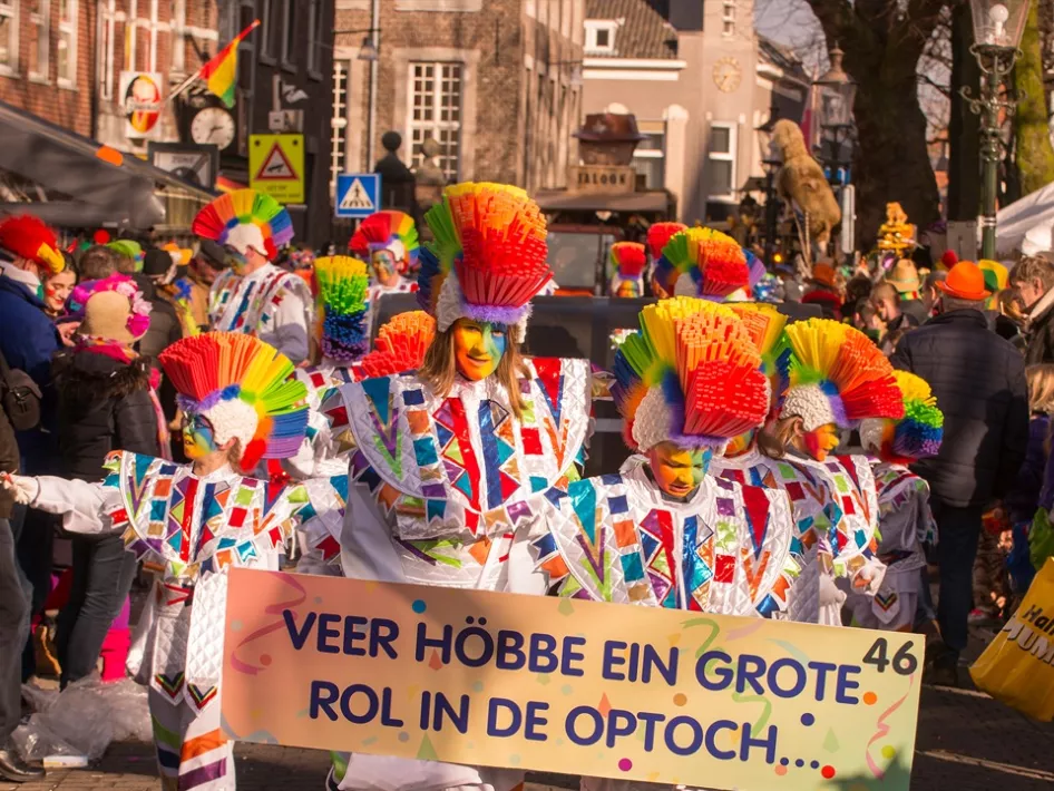 Groep carnavalsvierders in de Grote Optocht Roermond
