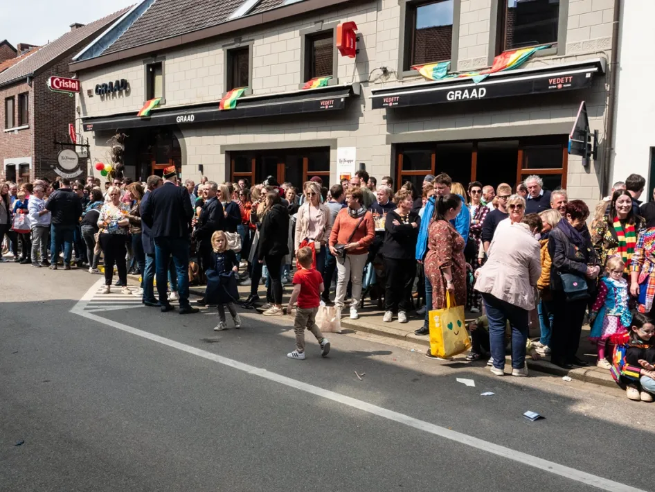 Publiek verzamelt zich langs de straten om de Halfvastenoptocht in Maaseik te bekijken.