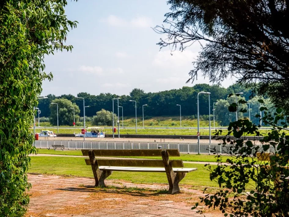 Een bankje bij het stuwcomplex in Baarlo