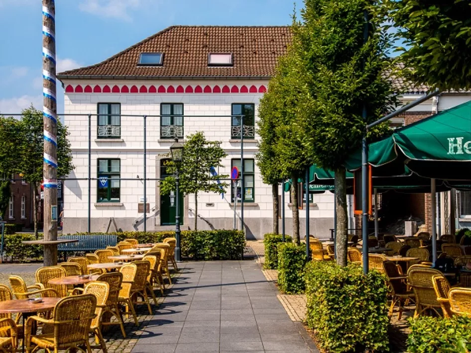 Het terras van Centraal Baarlo met op de achtergrond het Brouwershuis