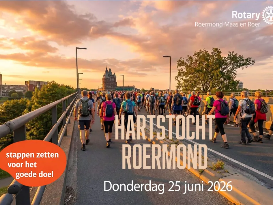 Wandelaars tijdens Hartstocht Roermond op een brug bij zonsondergang.