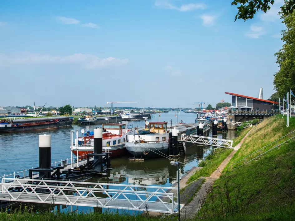 Große Schiffe legen im Hafen von Maasbracht an, den Sie während der Maasbracht-Hafenrundfahrt der Rederij Cascade besuchen