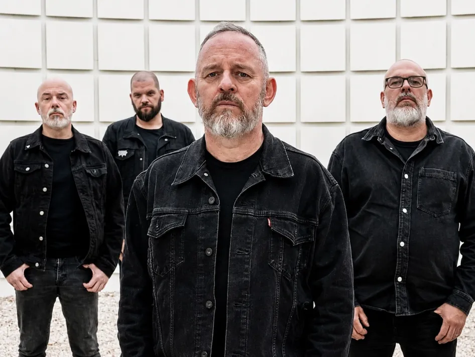 De Belgische metalband Hemelbestormer poseert voor een witte muur voorafgaand aan een optreden.