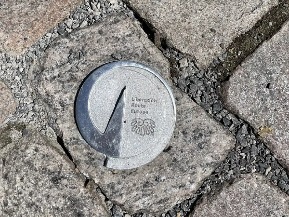 De vloervector bij de Herdenkingsfontein