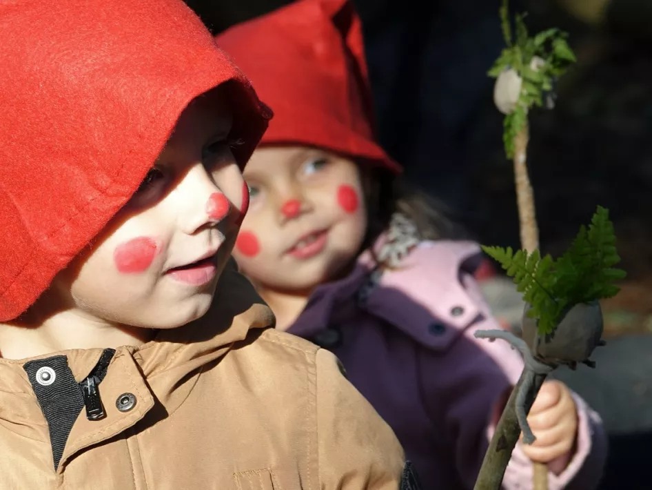 Kinderen verkleed als kabouters tijdens het Herfstfeest op het kabouterpad in De Groote Peel.