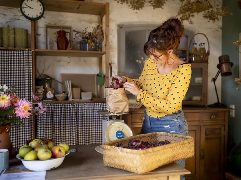Wiegen von lokalen Produkten in einem Sack auf der Waage