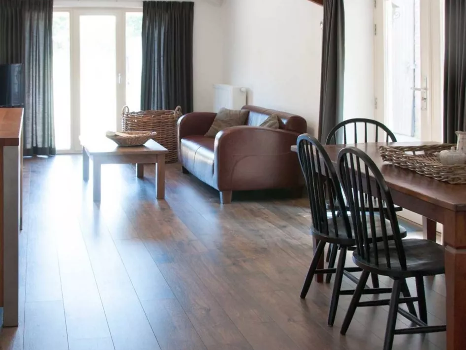 De woonkamer van het appartement van Hoeve Linnerveld