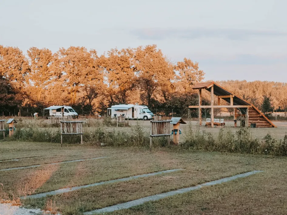 Wohnmobilstellplatz von Hoeve Twente mit Campern im Grünen