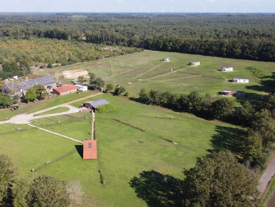 Luftaufnahme von Hoeve Twente mit Chalets und Wohnmobilstellplätzen
