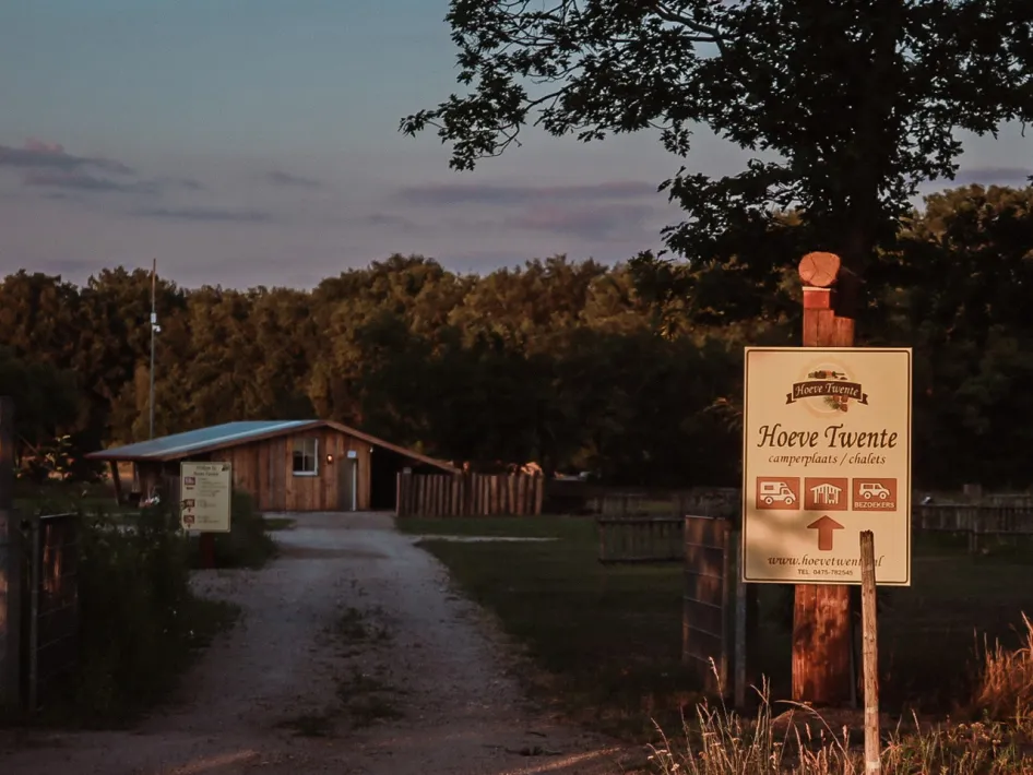 Ingang van Hoeve Twente met bord en oprijlaan