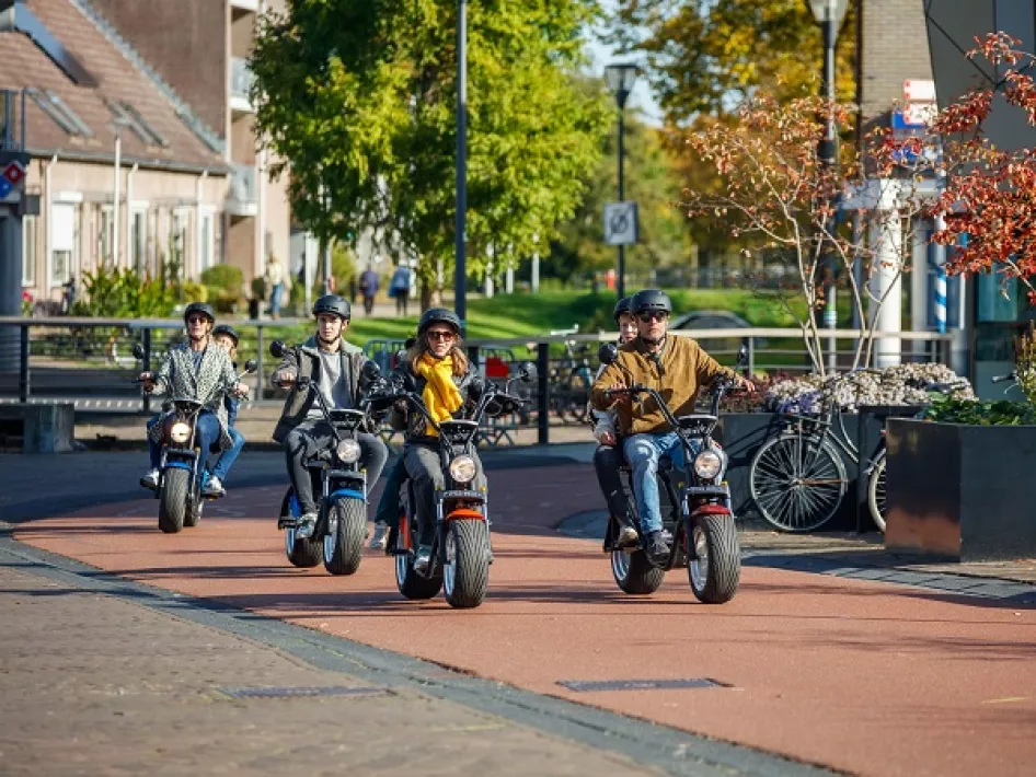 Groep rijdt op de e-chopper in de herfst