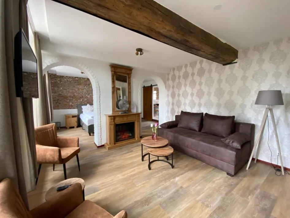 Ruime suite met comfortabel zitgedeelte, open haard en slaapkamer.