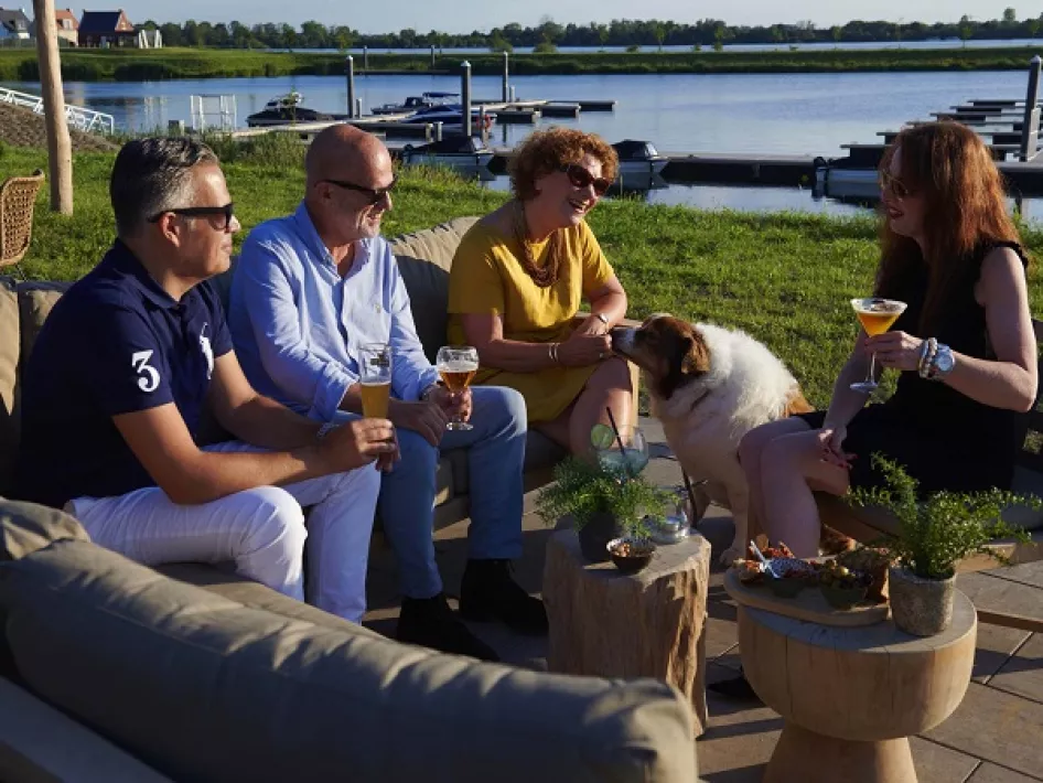 Borrelen op een loungeplek op het terras bij Humphrey's
