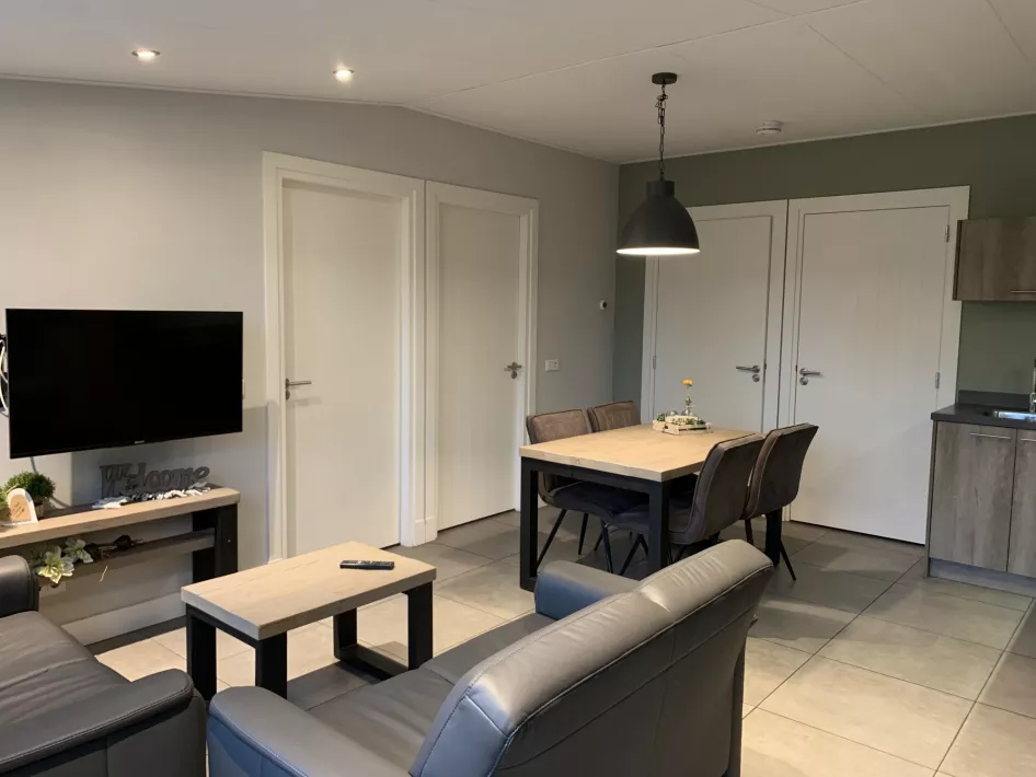 De zitkamer van de ruime vakantiewoning