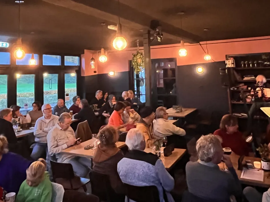 Mensen kijken en luisteren tijdens Dennenoord Live