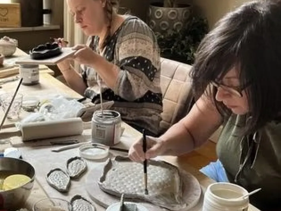 Cursisten aan het werk tijdens een keramiekworkshop van bij het Keramiek kaffee