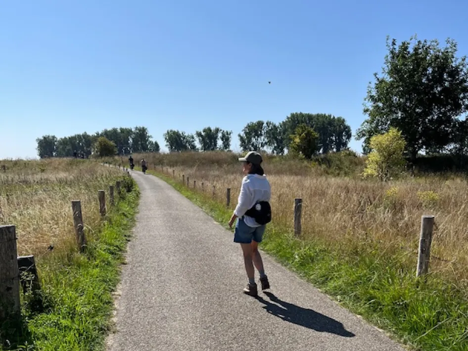 Wandelen door de velden en langs de Maas
