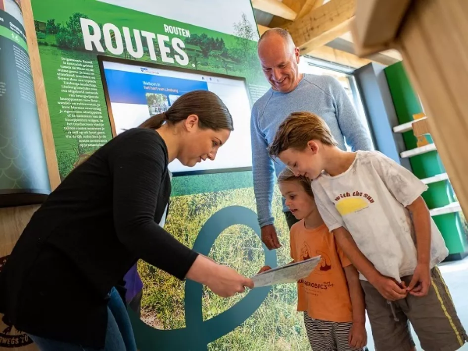 Gasten worden geholpen bij het Inspiratiepunt van VVV Beesel/Reuver in de Lommerbergen