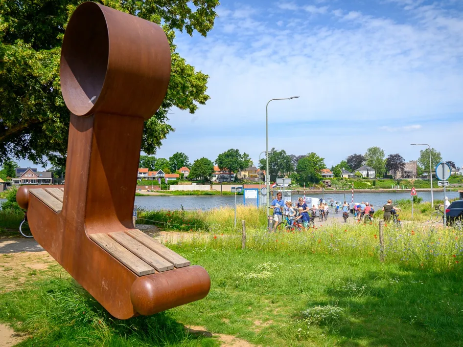 Kunstwerk langs de Internationale Maasfietsroute bij de Maas in Beesel.