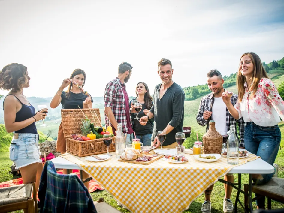 Gezellige Sharing brunch bij Kasteel Daelenbroeck, waar gasten samen genieten van bourgondische gerechten in een sfeervolle buitenomgeving.