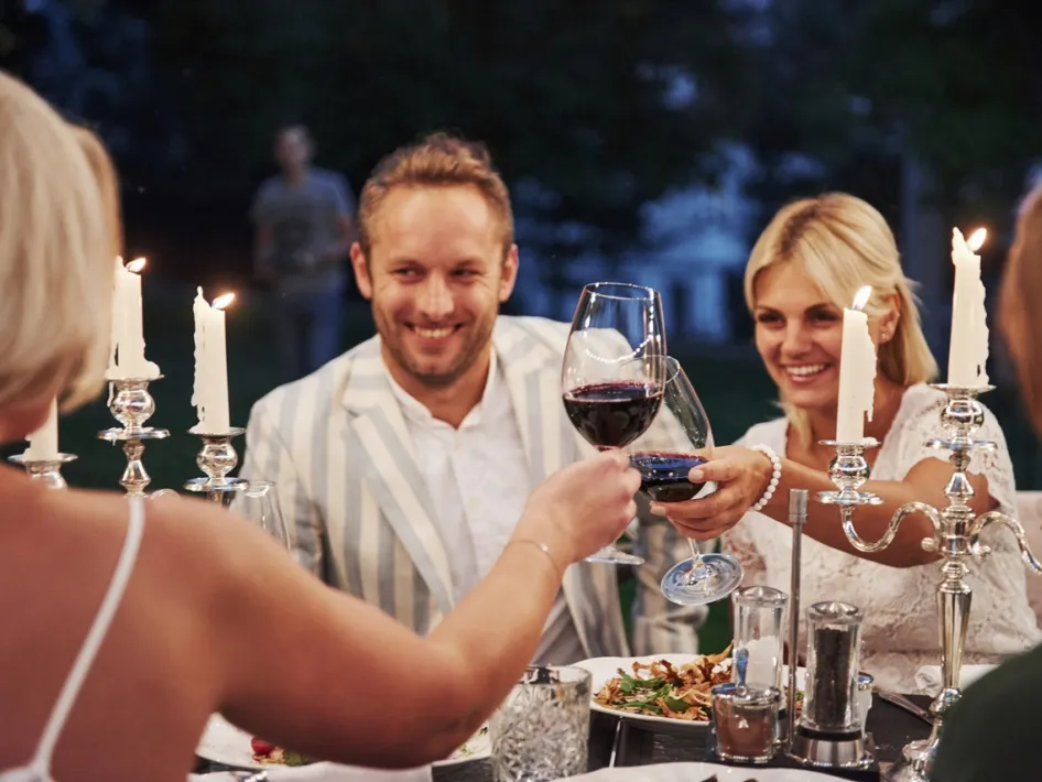 Gezellige Italiaanse avond bij Kasteel Daelenbroeck, met sfeervolle kaarsverlichting, een feestelijk diner en een toost met rode wijn.
