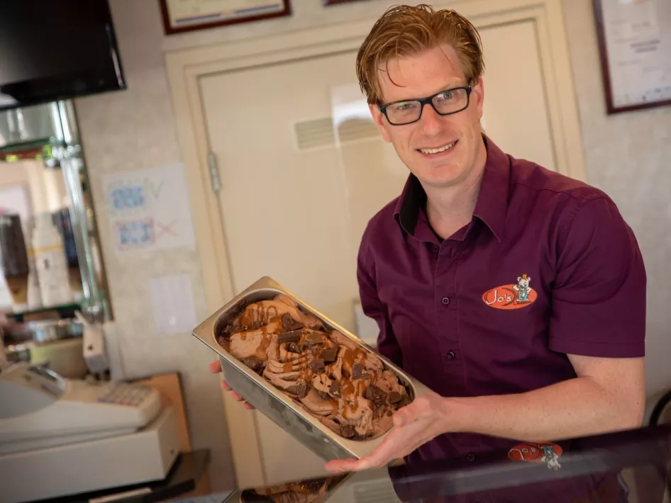 Mitarbeiter mit Eiscreme