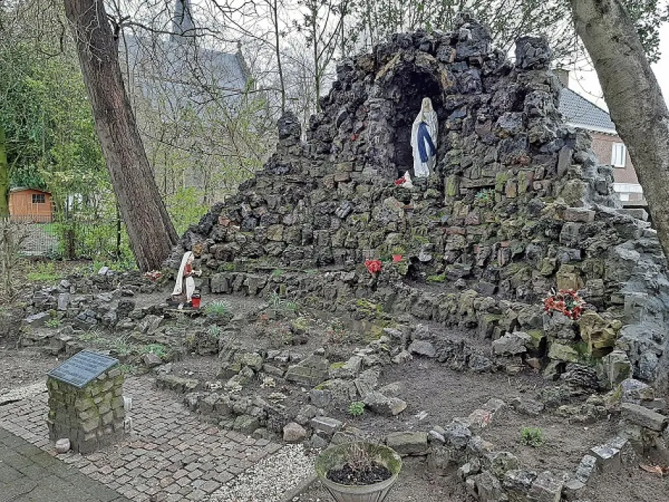 De Mariagrot bij het Joods Monument in Beesel
