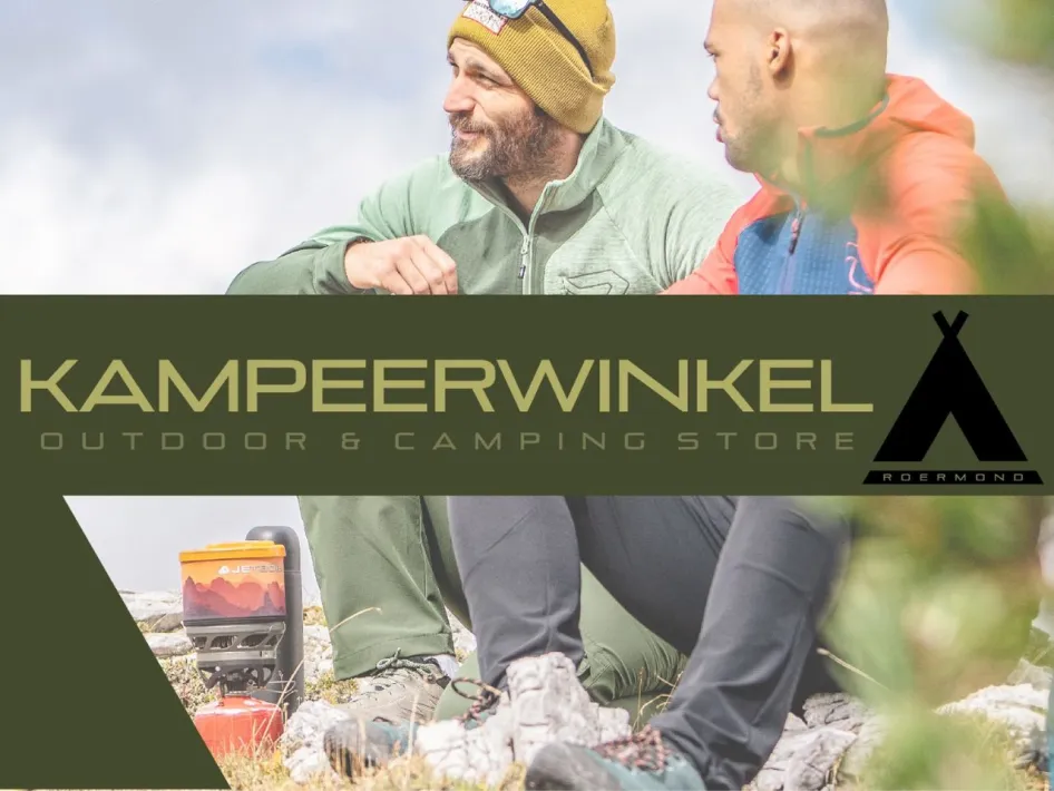 Twee mannen in outdoor kleding zitten op een rotsachtige ondergrond met een Jetboil-kooktoestel naast zich. Op de voorgrond staat een banner met het logo en de naam "Kampeerwinkel Outdoor & Camping Store Roermond".