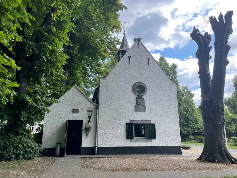 Die Frontansicht der Kapelle unter den Linden