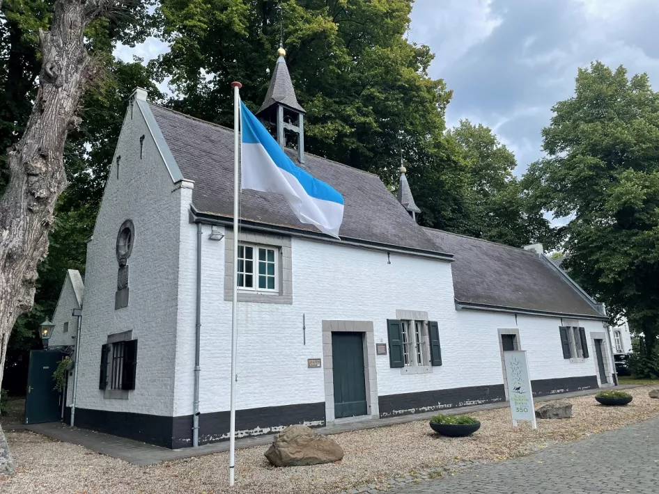 Die Seitenansicht der Kapelle unter den Linden