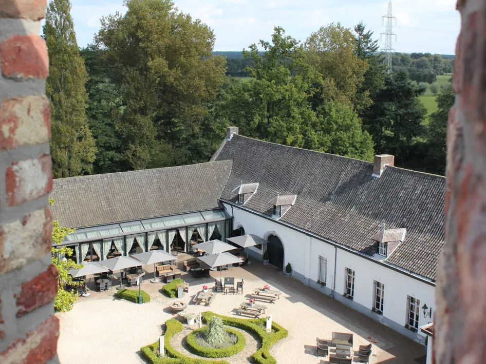 De binnenplaats gezien vanaf de kasteeltoren van Kasteel Daelenbroeck