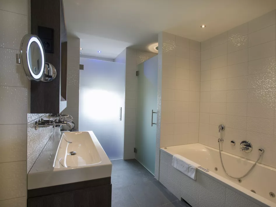 De badkamer van de hotelkamer van Kasteel Daelenbroeck