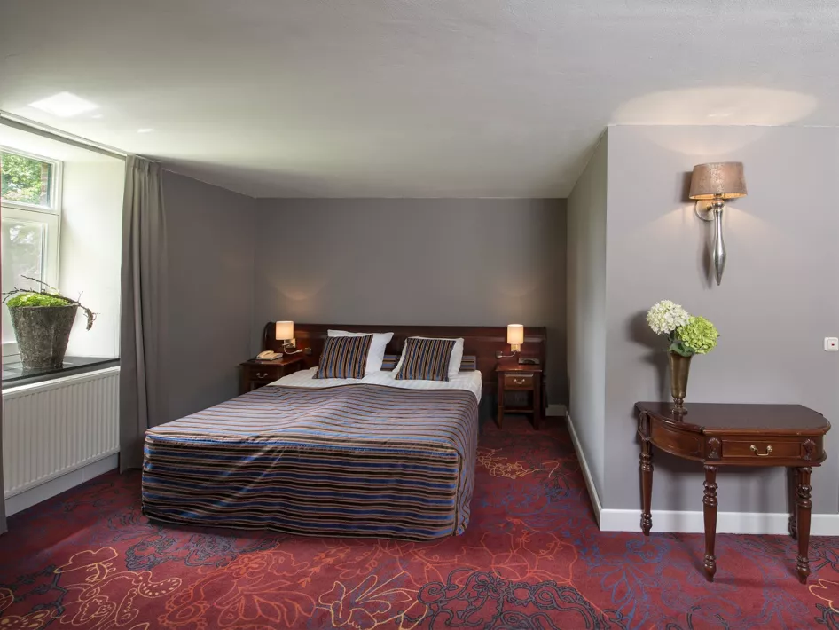 Het opgemaakte bed van de hotelkamer