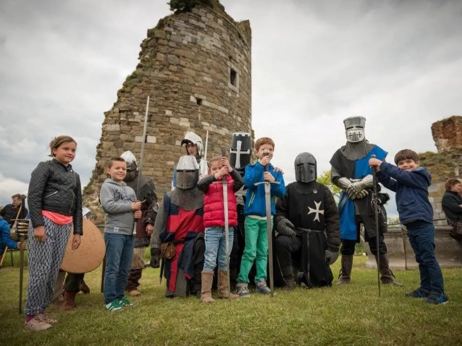 Kinderen en ridders bij Kasteel Montfort